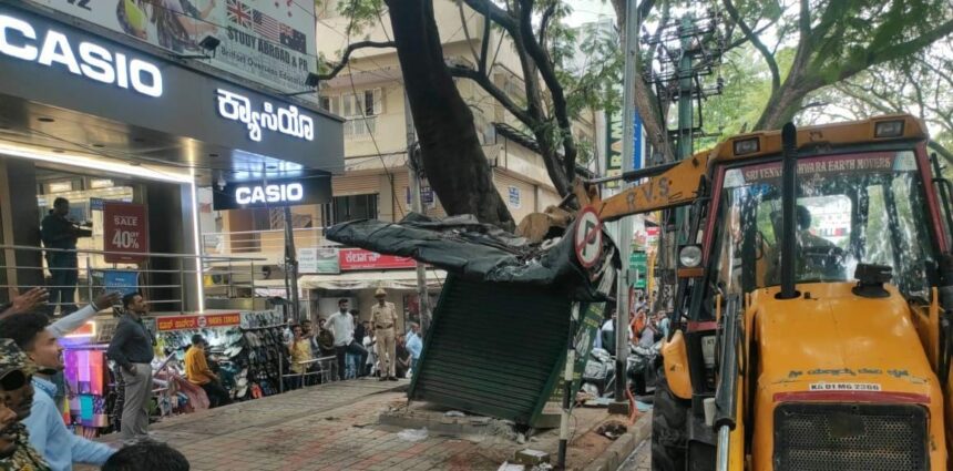 ಜಯನಗರ ಬಿಡಿಎ  ಸುತ್ತ ಮುತ್ತ ಪಾದಚಾರಿ ಮಾರ್ಗದಲ್ಲಿನ ಒತ್ತುವರಿ ತೆರವು ಕಾರ್ಯ