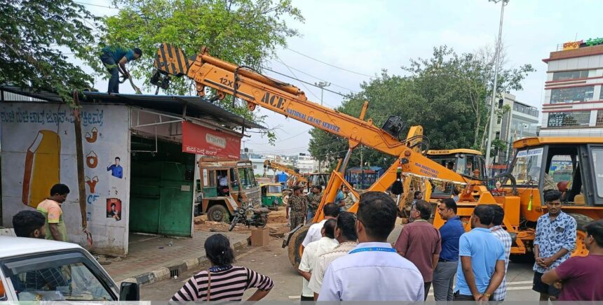 ಬಿಬಿಎಂಪಿ ವ್ಯಾಪ್ತಿಯಲ್ಲಿ ಪಾದಚಾರಿ ಮಾರ್ಗದಲ್ಲಿನ ಒತ್ತುವರಿ ತೆರವು ಕಾರ್ಯಾಚರಣೆ