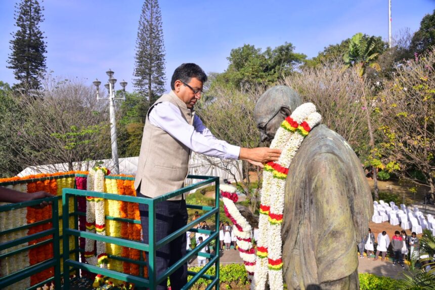 ಸರ್ವೋದಯ ದಿನಾಚರಣೆ ಅಂಗವಾಗಿ ಗಾಂಧೀಜಿ ರವರ ಪ್ರತಿಮೆಗೆ ಮಾಲಾರ್ಪಣೆ