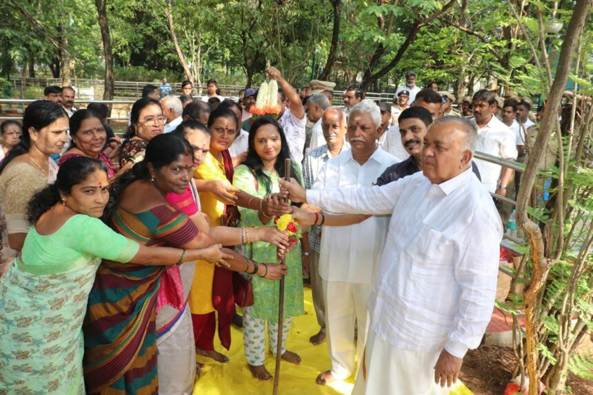 ಉದ್ಯಾನವನ ಅಭಿವೃದ್ಧಿ ಕಾರ್ಯಕಗಳಿಗೆ ಸಚಿವರಿಂದ ಗುದ್ದಲಿ ಪೂಜೆ
