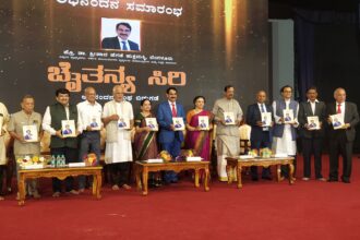 ಹೋಮಿಯೋಪತಿ ನಿವೃತ್ತ ವೈದ್ಯ ಡಾ.ಶ್ರೀಪಾದ ಅಭಿನವ ಗ್ರಂಥ ಬಿಡುಗಡೆ