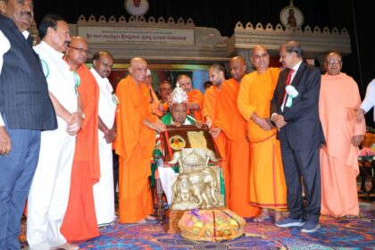 ಪ್ರಶಸ್ತಿ ಸ್ವೀಕರಿಸಿ ಹೆತ್ತ ತಾಯಿ, ಧರ್ಮಪತ್ನಿ ಅವರನ್ನು ನೆನೆದು ಕಣ್ಣೀರಿಟ್ಟ ಮಣ್ಣಿನಮಗ
