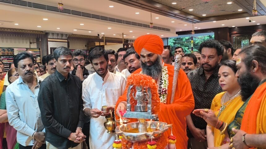 ದಾವಣಗೆರೆಯಲ್ಲಿ ಕಾಂಚಿಪುರಂ ವರಮಹಾಲಕ್ಷ್ಮಿ ಸಿಲ್ಕ್ ಹೊಸ ಮಳಿಗೆ ಉದ್ಘಾಟನೆ