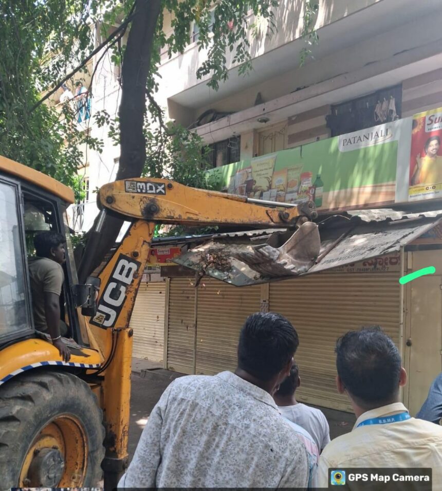 ಬಿಬಿಎಂಪಿ ದಕ್ಷಿಣ ವಲಯ ವ್ಯಾಪ್ತಿಯಲ್ಲಿ ಪಾದಚಾರಿ ಮಾರ್ಗ ಒತ್ತುವರಿ ತೆರವು ಕಾರ್ಯಾಚರಣೆ ಹಾಗೂ ಸ್ವಚ್ಛತಾ ಅಭಿಯಾನ