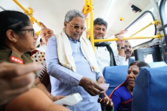 500ನೇ ಕೋಟಿ ಮಹಿಳೆಗೆ ಸಾಂಕೇತಿಕವಾಗಿ ಟಿಕೆಟ್ ವಿತರಿಸಿದ ಸಿಎಂ