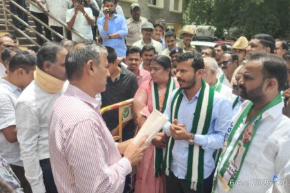 ರಸಗೊಬ್ಬರ ಬಿಕ್ಕಟ್ಟು; ಕೃಷಿ ಸಚಿವರ ಪ್ರತಿಕೃತಿಗೆ ಬೆಂಕಿ ಇಟ್ಟ ಜೆಡಿಎಸ್‌ ಕಾರ್ಯಕರ್ತರು