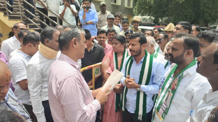 ರಸಗೊಬ್ಬರ ಬಿಕ್ಕಟ್ಟು; ಕೃಷಿ ಸಚಿವರ ಪ್ರತಿಕೃತಿಗೆ ಬೆಂಕಿ ಇಟ್ಟ ಜೆಡಿಎಸ್‌ ಕಾರ್ಯಕರ್ತರು