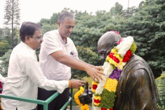 ಭಾರತ ಬಿಟ್ಟು ತೊಲಗಿ ಚಳುವಳಿ ದಿನ ಅಂಗವಾಗಿ ಮಹಾತ್ಮ ಗಾಂಧೀಜಿಯವರ ಪ್ರತಿಮೆಗೆ ಮಾಲಾರ್ಪಣೆ