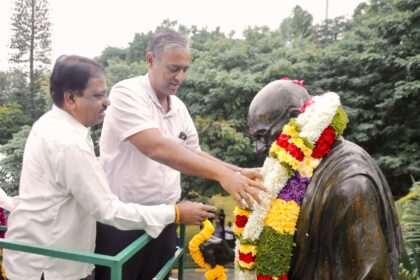 ಭಾರತ ಬಿಟ್ಟು ತೊಲಗಿ ಚಳುವಳಿ ದಿನ ಅಂಗವಾಗಿ ಮಹಾತ್ಮ ಗಾಂಧೀಜಿಯವರ ಪ್ರತಿಮೆಗೆ ಮಾಲಾರ್ಪಣೆ