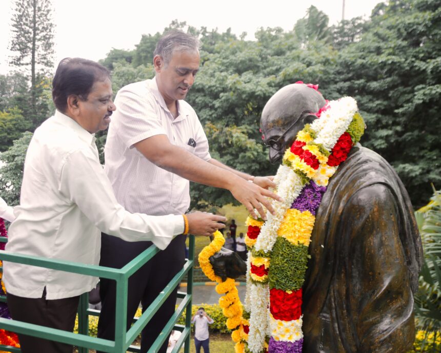 ಭಾರತ ಬಿಟ್ಟು ತೊಲಗಿ ಚಳುವಳಿ ದಿನ ಅಂಗವಾಗಿ ಮಹಾತ್ಮ ಗಾಂಧೀಜಿಯವರ ಪ್ರತಿಮೆಗೆ ಮಾಲಾರ್ಪಣೆ