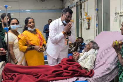 79ನೇ ಸ್ವಾತಂತ್ರ್ಯ ದಿನಾಚರಣೆ :KSMPLWCST ವತಿಯಿಂದ ರೋಗಿಗಳಿಗೆ ಹಣ್ಣು ವಿತರಣೆ